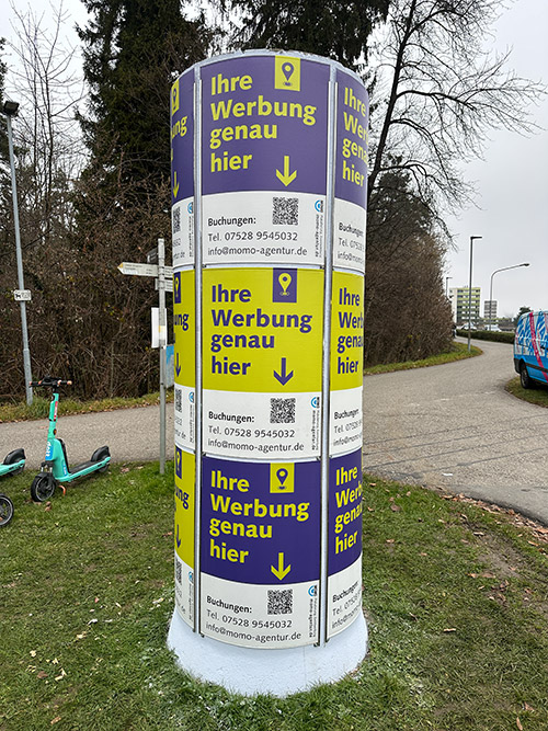 Litfasssaeule mit plakaten IMG 0631 500